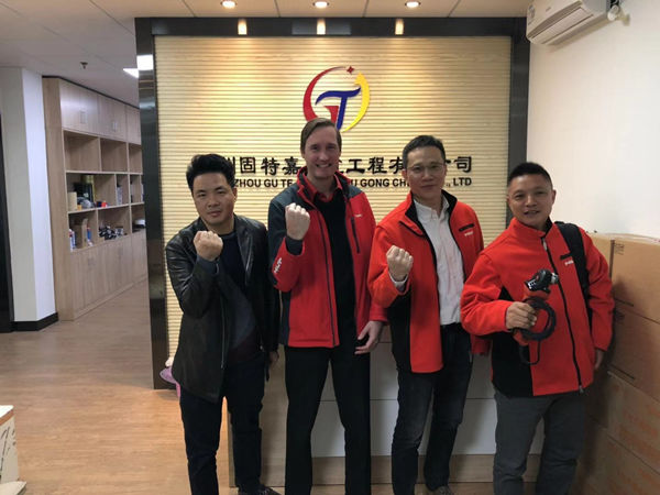 今日喜利得總部領(lǐng)導(dǎo)一行來訪我司參觀交流